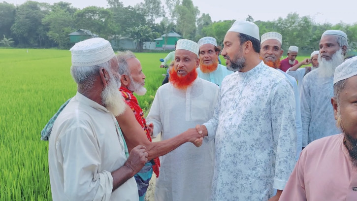 ফুলবাড়ীয়ায় দাঁড়িপাল্লায় ভোট প্রার্থনা করে অধ্যক্ষ কামরুল হাসান মিলনের গণসংযোগ