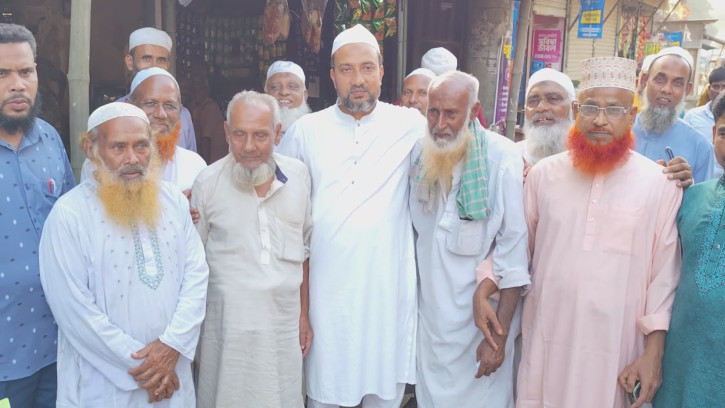 ফুলবাড়ীয়ায় দাঁড়িপাল্লায় ভোট প্রার্থনা করে অধ্যক্ষ কামরুল হাসান মিলনের গণসংযোগ 