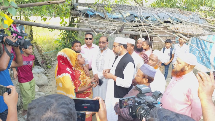 ফুলবাড়ীয়ায় বাসে দুর্বৃত্তের আগুনে পুড়ে নিহত চালকের পরিবারের পাশে জামায়াতে ইসলামী 